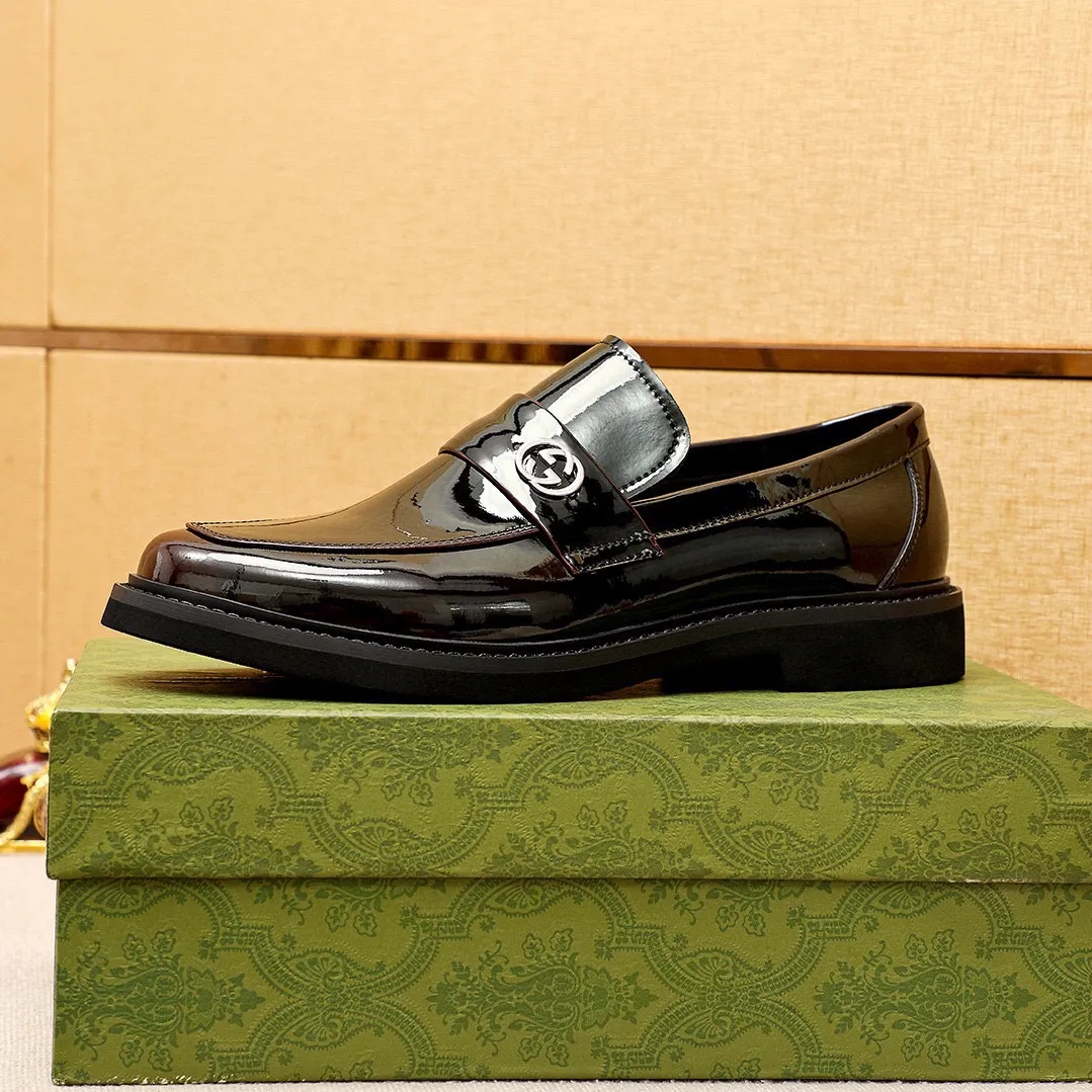Men's shoes 💰560 💐 Product trademark: GUCCI "Gucci" casual leather shoes Regular size: 38-44 (45🉑️customized) Product materials: Selected imported first-layer open-edge beaded calfskin upper + classic hardware buckle, imported water-dyed cowhide leather lining. Strong three-dimensional visual effect, rubber outsole Color: 2⃣️colors available